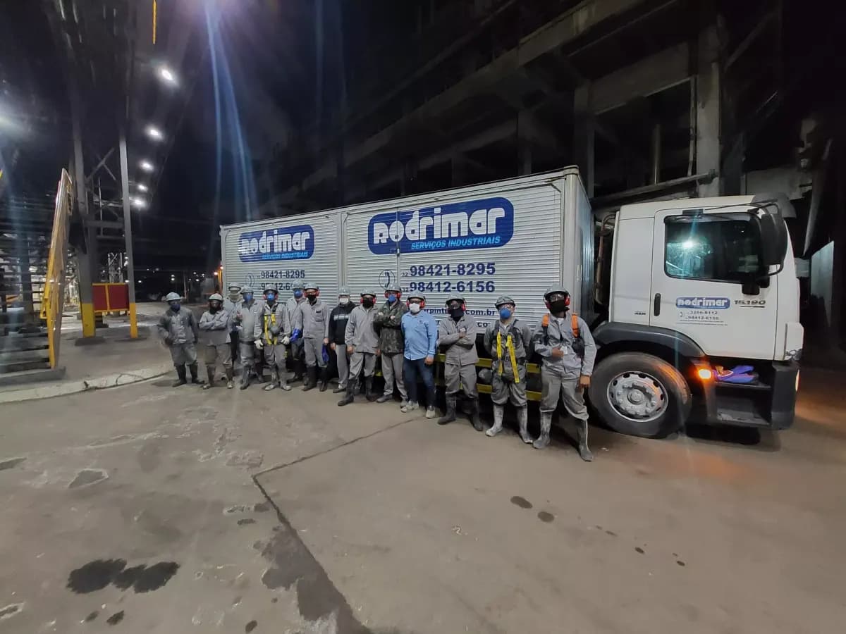 Equipe da Rodrimar em frente ao caminhão da empresa